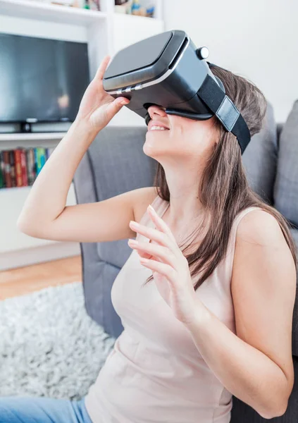 Occhiali realtà virtuale donna casa — Foto Stock