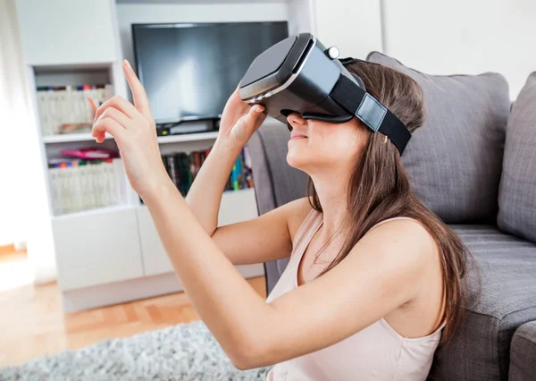 Occhiali realtà virtuale donna casa — Foto Stock