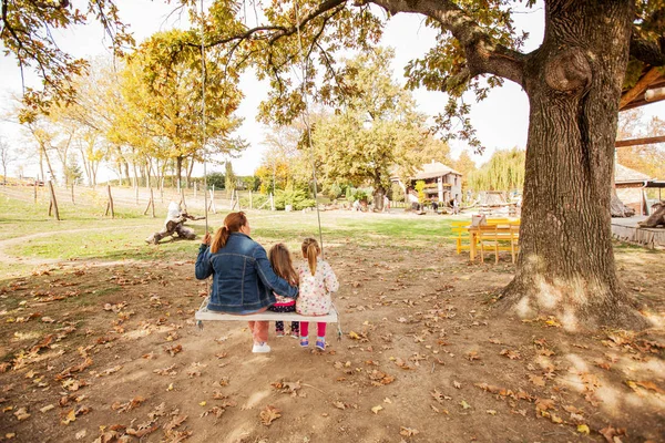 Familia feliz Relax al aire libre —  Fotos de Stock