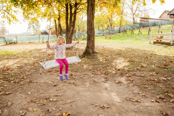 Felice bambino all'aperto Relax — Foto Stock