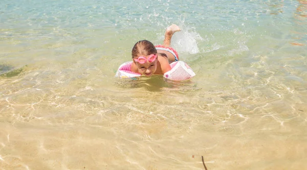 Kleines Mädchen schwimmt — Stockfoto