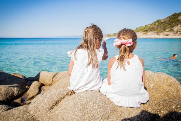 Little girl lato seascape — Zdjęcie stockowe