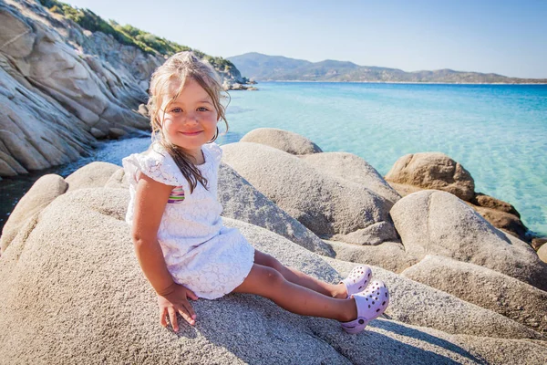 Happy Little dívka letní krajina — Stock fotografie