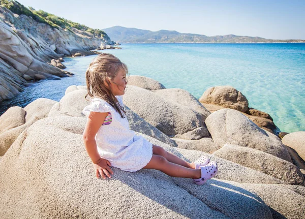 Happy Little girl summer seascape — Stock Photo, Image