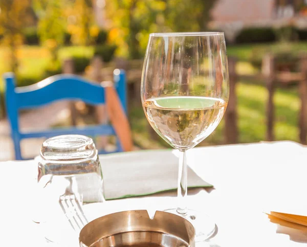 Branco em copo de vinho na mesa — Fotografia de Stock