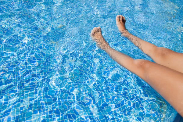 Verão relaxar na piscina — Fotografia de Stock