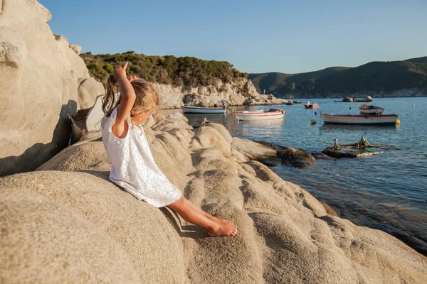 Petite fille paysage marin d'été — Photo