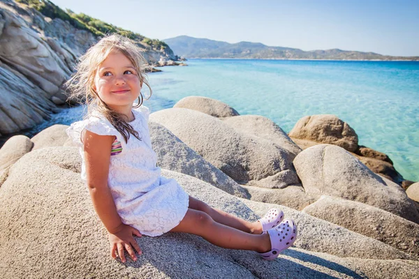 Happy Little girl summer seascape — Stock Photo, Image