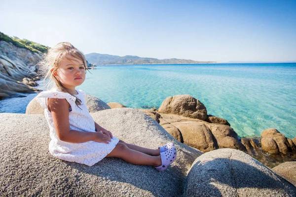 Happy Little dívka letní krajina — Stock fotografie