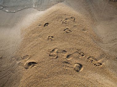  ayak izi kum plaj