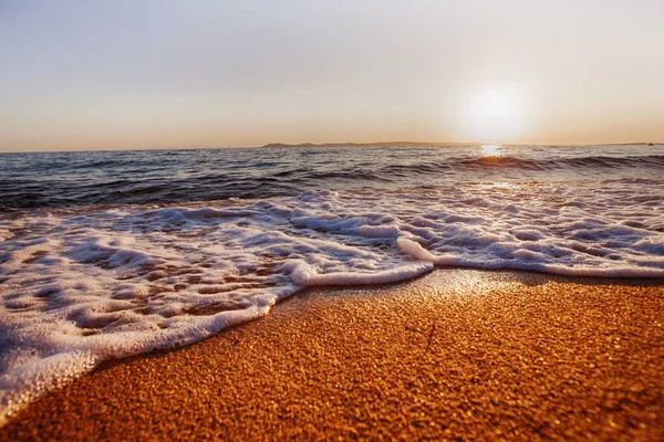 Plage de sable été Coucher de soleil sur la mer — Photo