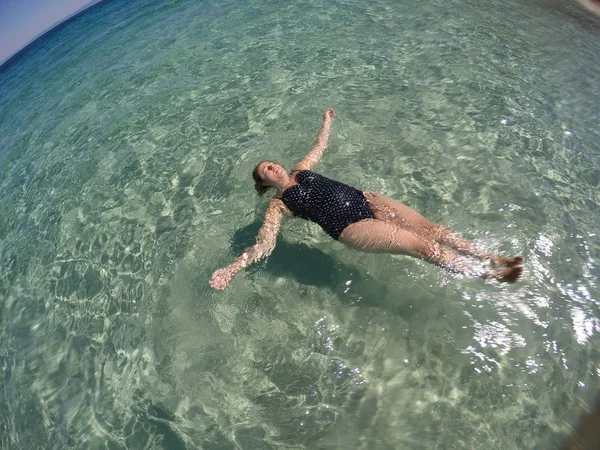 Жінка відпочиває плаває на морі — стокове фото