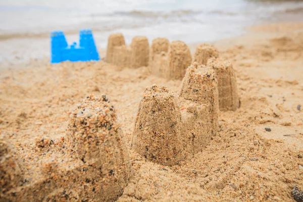 Castello di sabbia sulla spiaggia — Foto Stock