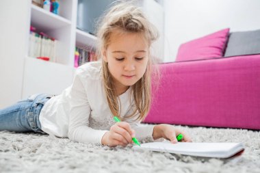 Yaratıcı okul öncesi çocuk çizim