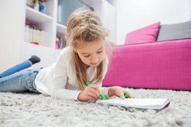 Yaratıcı okul öncesi çocuk çizim