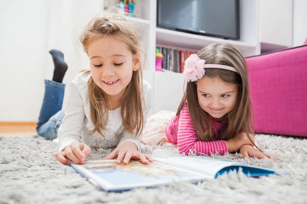 Feliz niñas leer libro —  Fotos de Stock