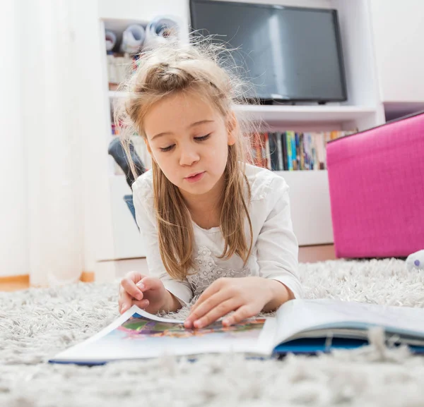 Kleine meisjes lezen boek — Stockfoto
