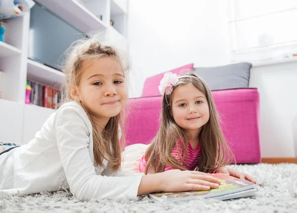 Mutlu küçük kızlar kitap okumak — Stok fotoğraf