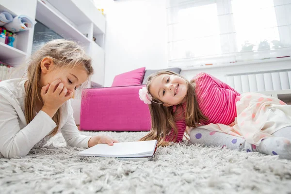 Feliz niñas leer libro —  Fotos de Stock