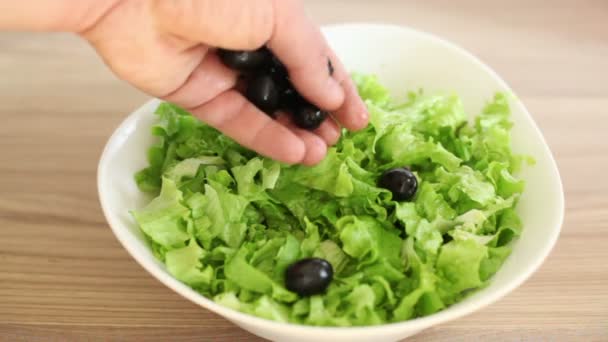 Lechuga Fresca Verde Con Aceituna Negra Comida Saludable — Vídeo de stock