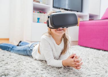 Sanal gerçeklik kulaklık ile çocuk