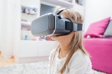 Sanal gerçeklik kulaklık ile çocuk