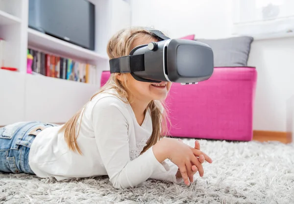 Ребенок с гарнитурой виртуальной реальности — стоковое фото