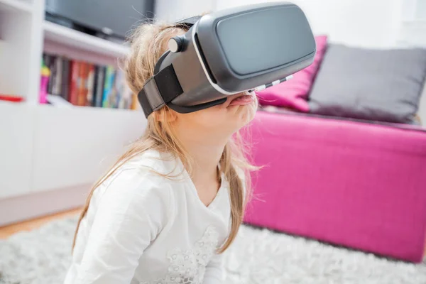 Bambino con auricolare realtà virtuale — Foto Stock