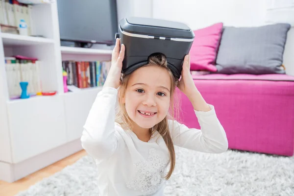 Niño con auriculares de realidad virtual —  Fotos de Stock