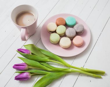 Tatlı el yapımı Macarons ve Lale