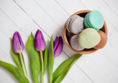 Tatlı el yapımı Macarons ve Lale