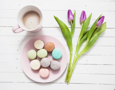 Tatlı el yapımı Macarons ve Lale