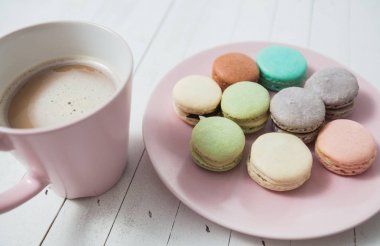 Tatlı Macarons ve kahve 