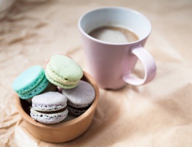 Tatlı Macarons ve kahve 
