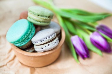 Tatlı el yapımı Macarons ve Lale