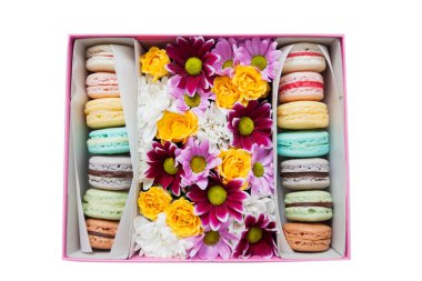 Tatlı el yapımı Macarons ve çiçek kutusu