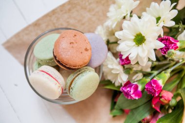 Tatlı el yapımı Macarons ve çiçekler 