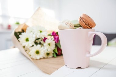 Tatlı el yapımı Macarons ve çiçekler 
