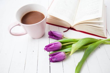 Kahve kupa ve çiçek Lale