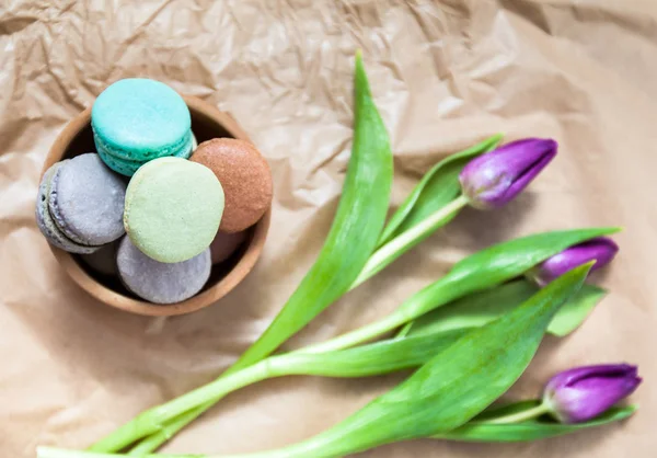 Sobremesa Macarons artesanais e tulipa — Fotografia de Stock