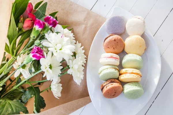 Dessert Handmade Macarons and Flowers — Stock Photo, Image