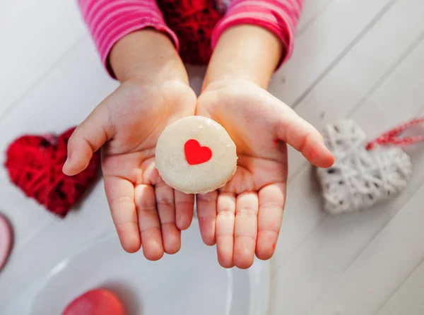 Macarons de biscoito com forma de coração — Fotografia de Stock