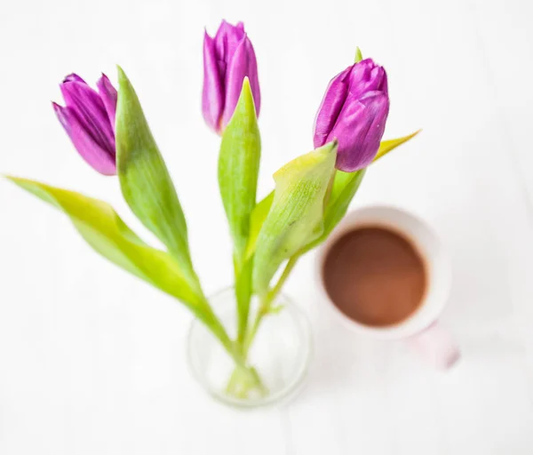 Filiżanka do kawy i kwiatów tulipany — Zdjęcie stockowe