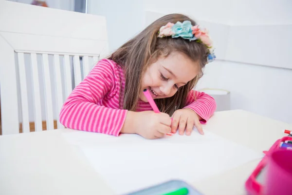 Předškolní dítě kreativní kresba — Stock fotografie