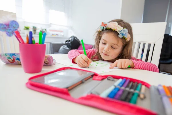 Kreativ förskola barn rita — Stockfoto