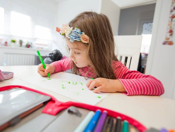 Creatieve Preschool kind tekening — Stockfoto