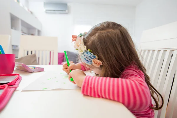 Kreativ förskola barn rita — Stockfoto