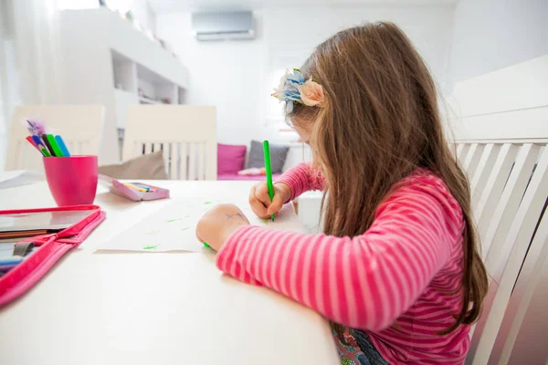 Kreativ förskola barn rita — Stockfoto