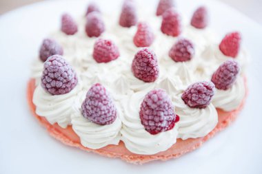 Macarons ile Ahududu Cake