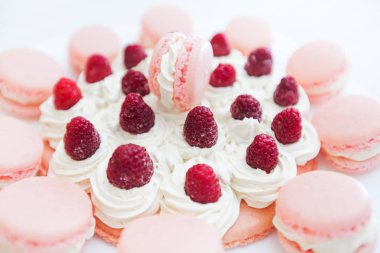Macarons ile Ahududu Cake
